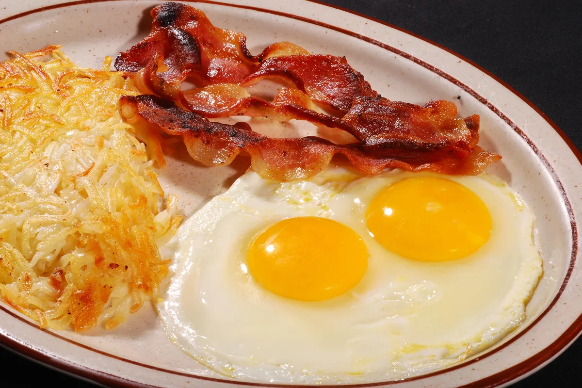 Rösti mit Spiegeleiern und Speck