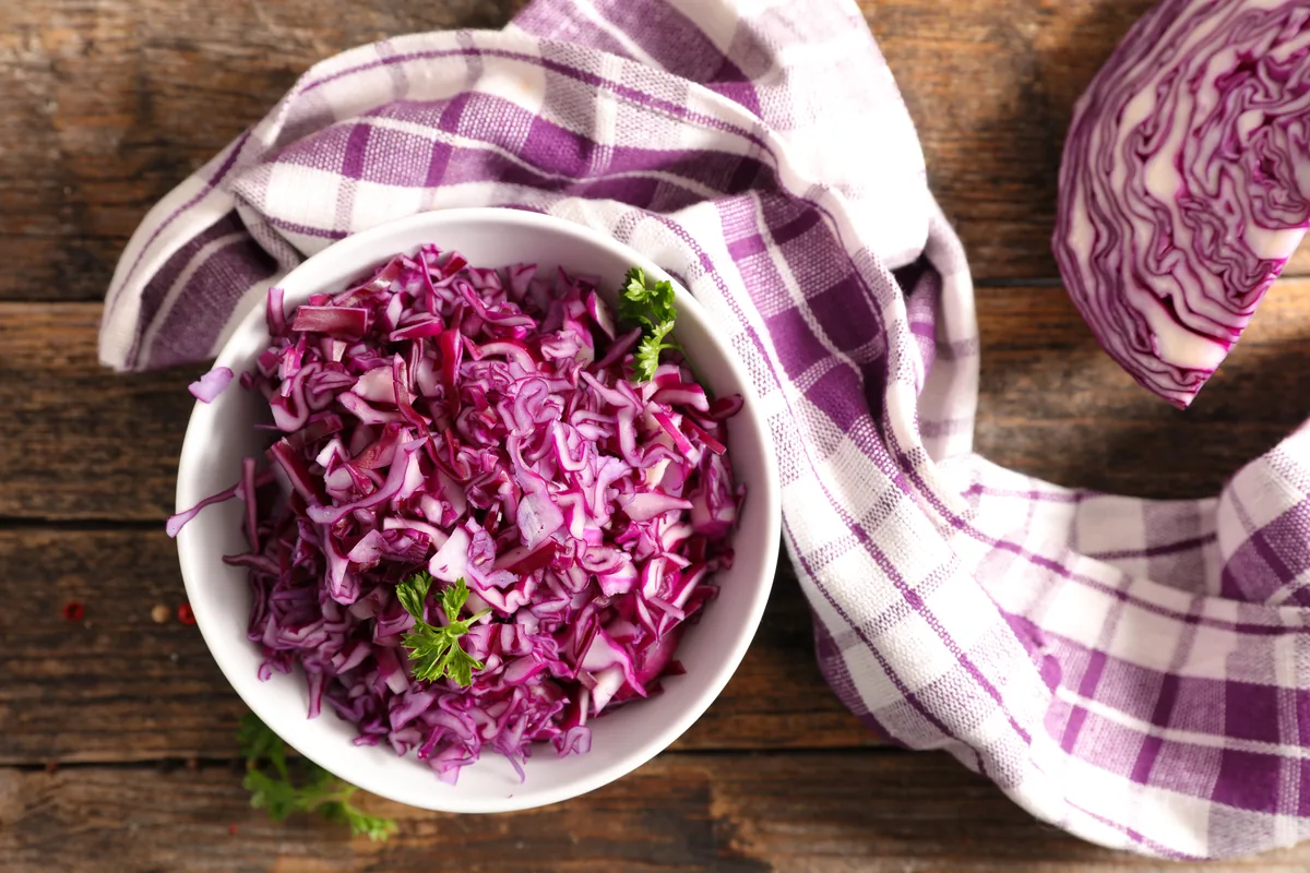 Rotkohlsalat mit Apfel und Walnüssen