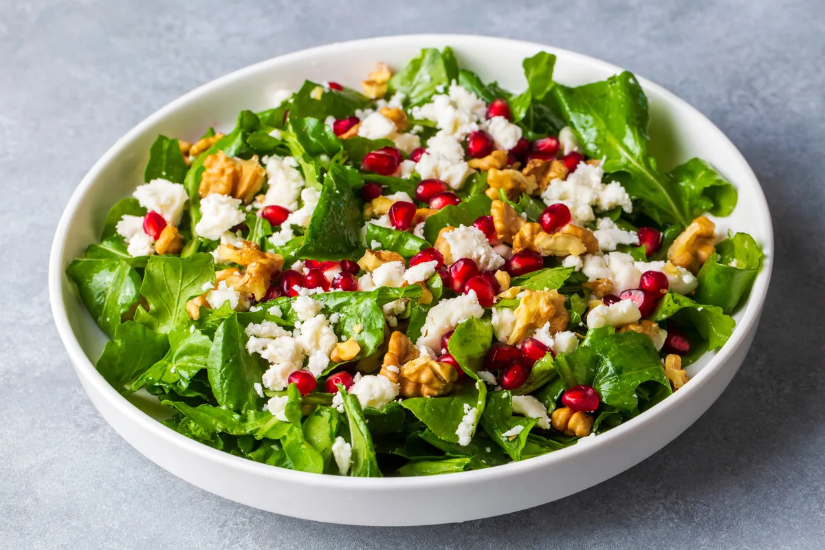 Rucola-Salat mit Granatapfel, Feta und Walnüssen