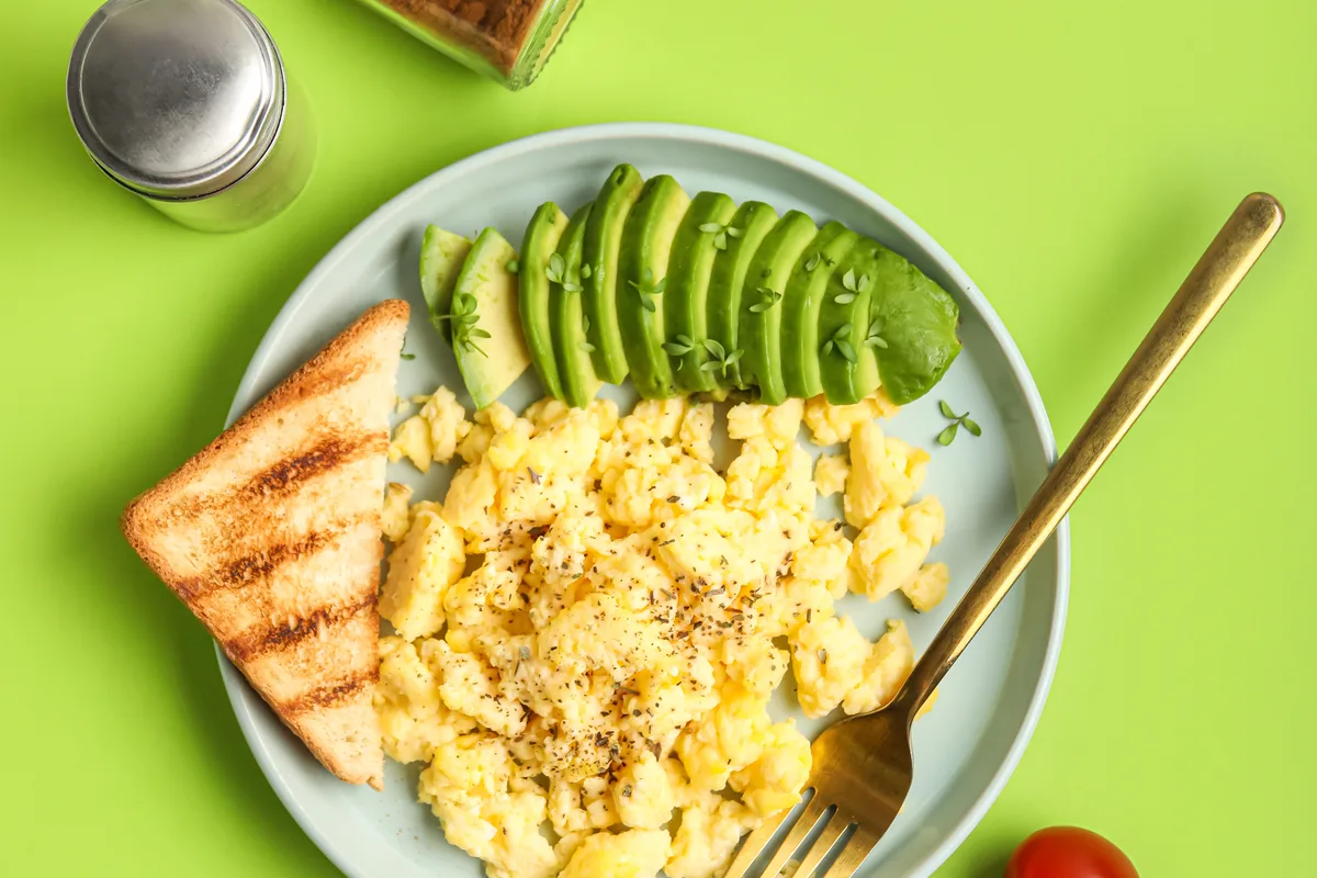 Rührei mit Avocado und Toast