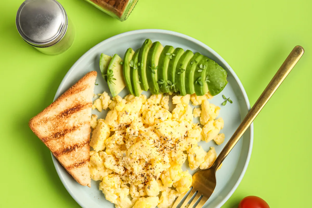 Rührei mit Avocado und Toast
