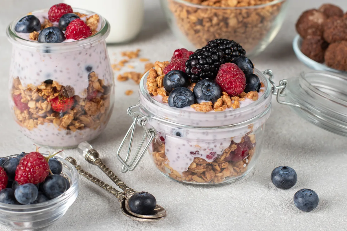 Joghurt mit Schoko-Granola und Himbeeren
