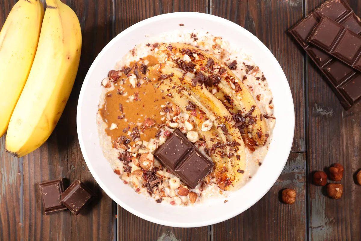 Schoko-Porridge mit Banane und Erdnussmus