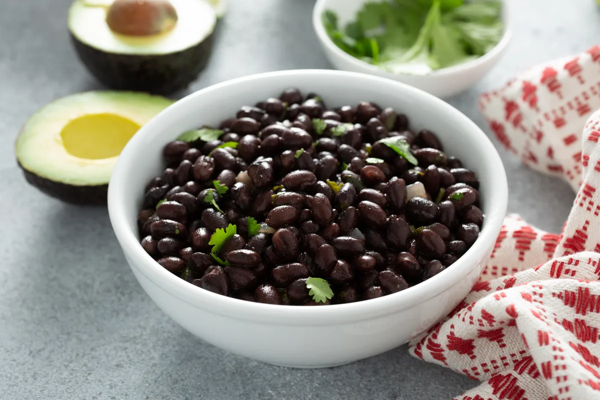 Schwarze Bohnen mit Limette und Koriander