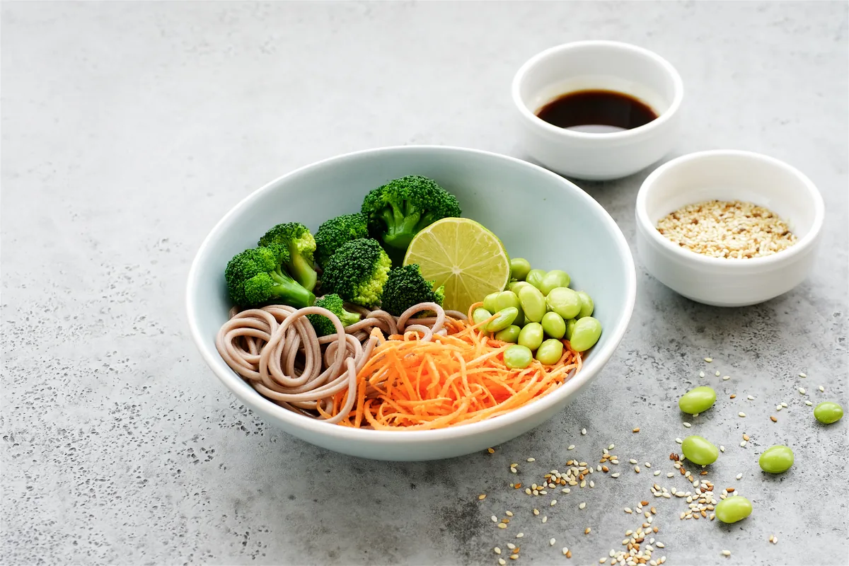 Soba-Bowl mit Brokkoli, Edamame und Sesam