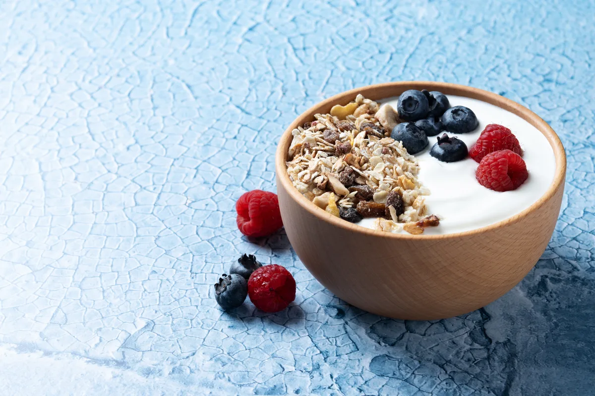 Skyr mit Beeren und Haferflocken