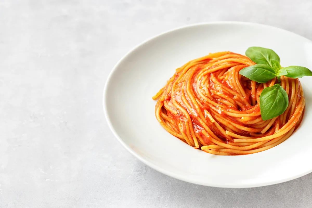 Spaghetti mit frischen Tomaten und Basilikum