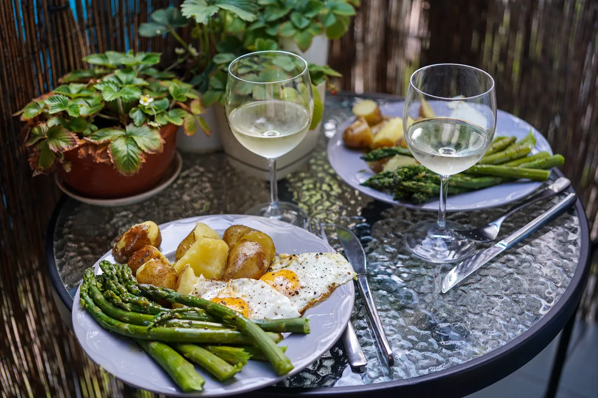 Grüner Spargel mit neuen Kartoffeln und Spiegelei