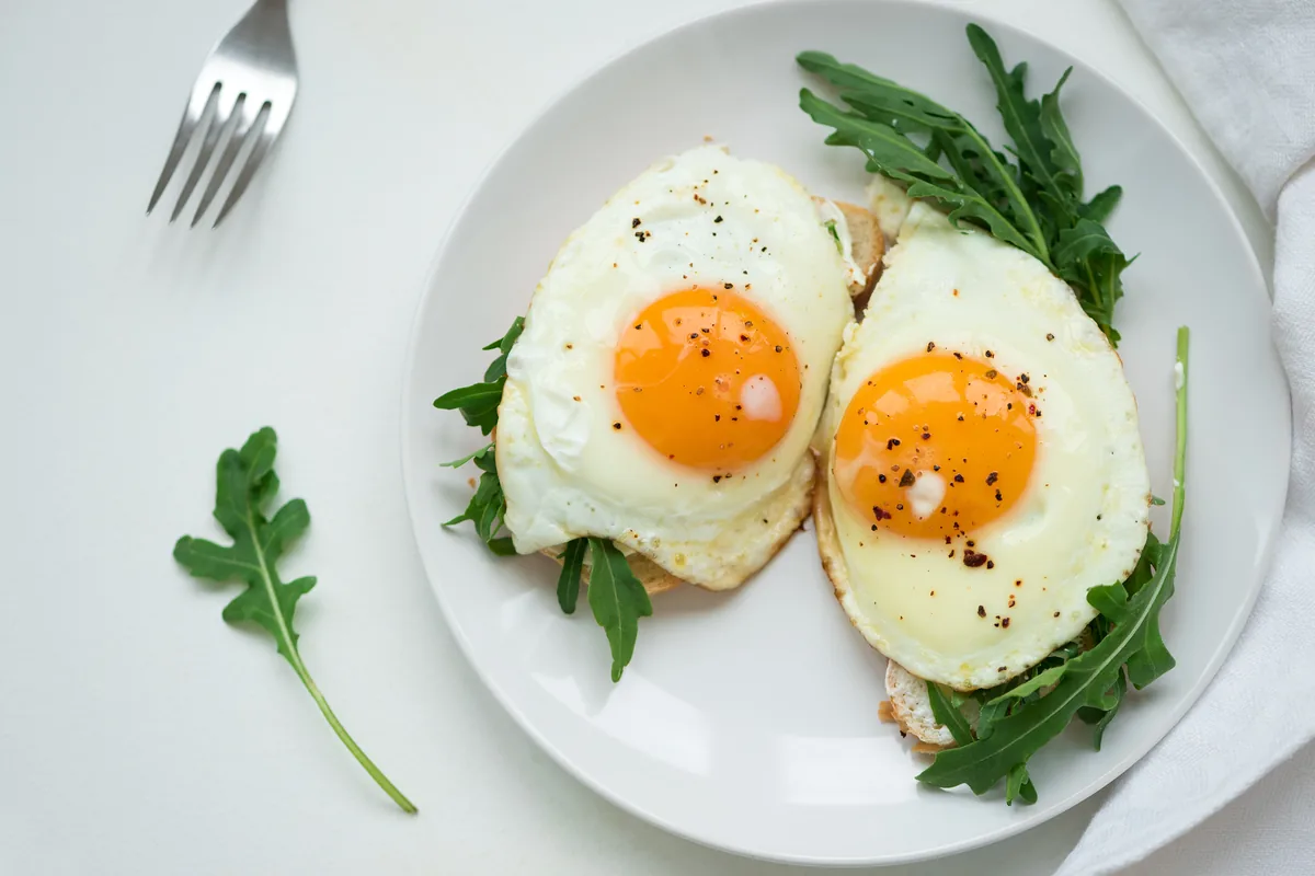 Brot mit Ricotta, Rucola und Spiegelei