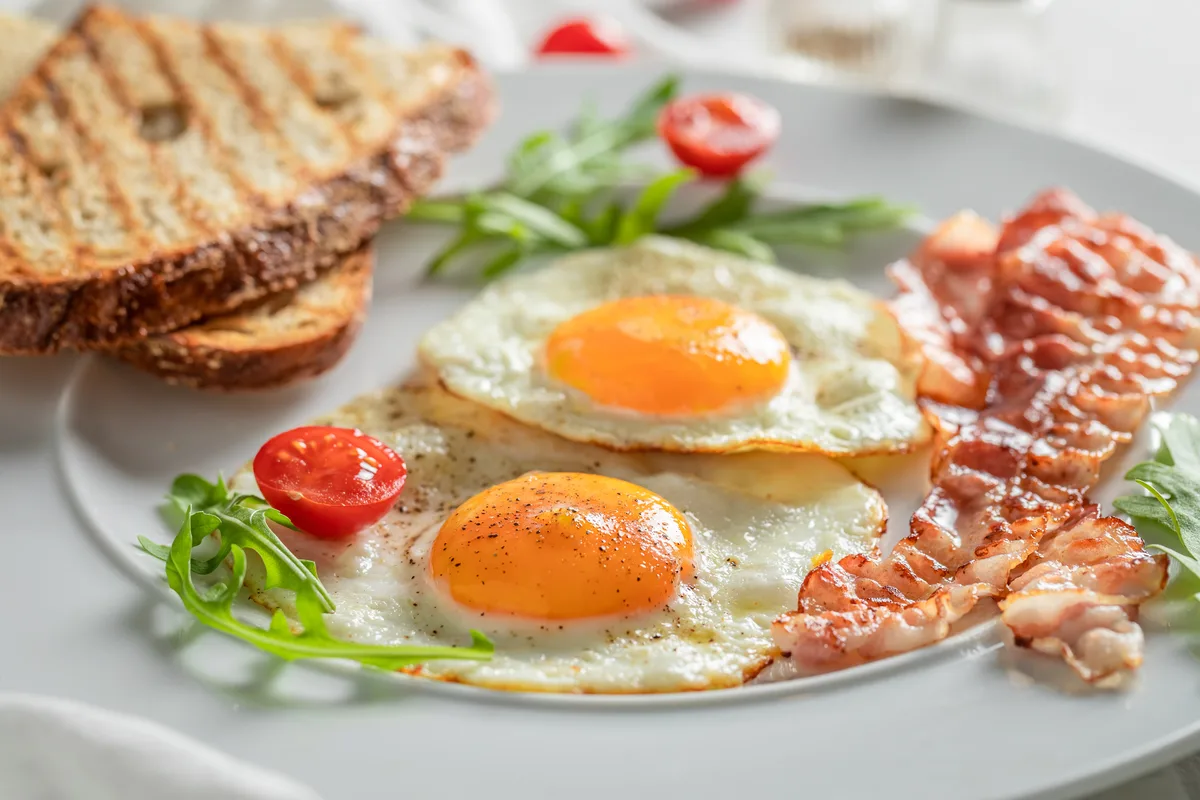 Spiegelei mit Speck und Toast