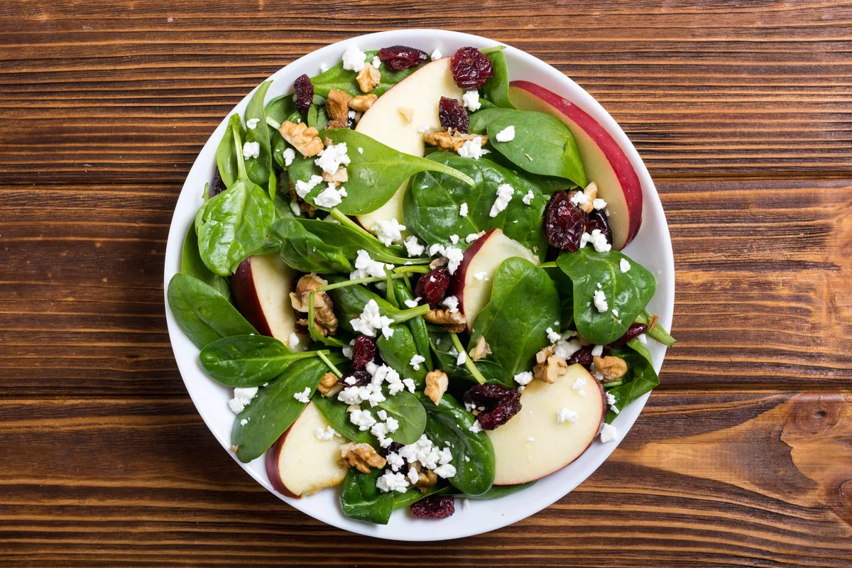 Spinatsalat mit Apfel, Walnüssen und Cranberries