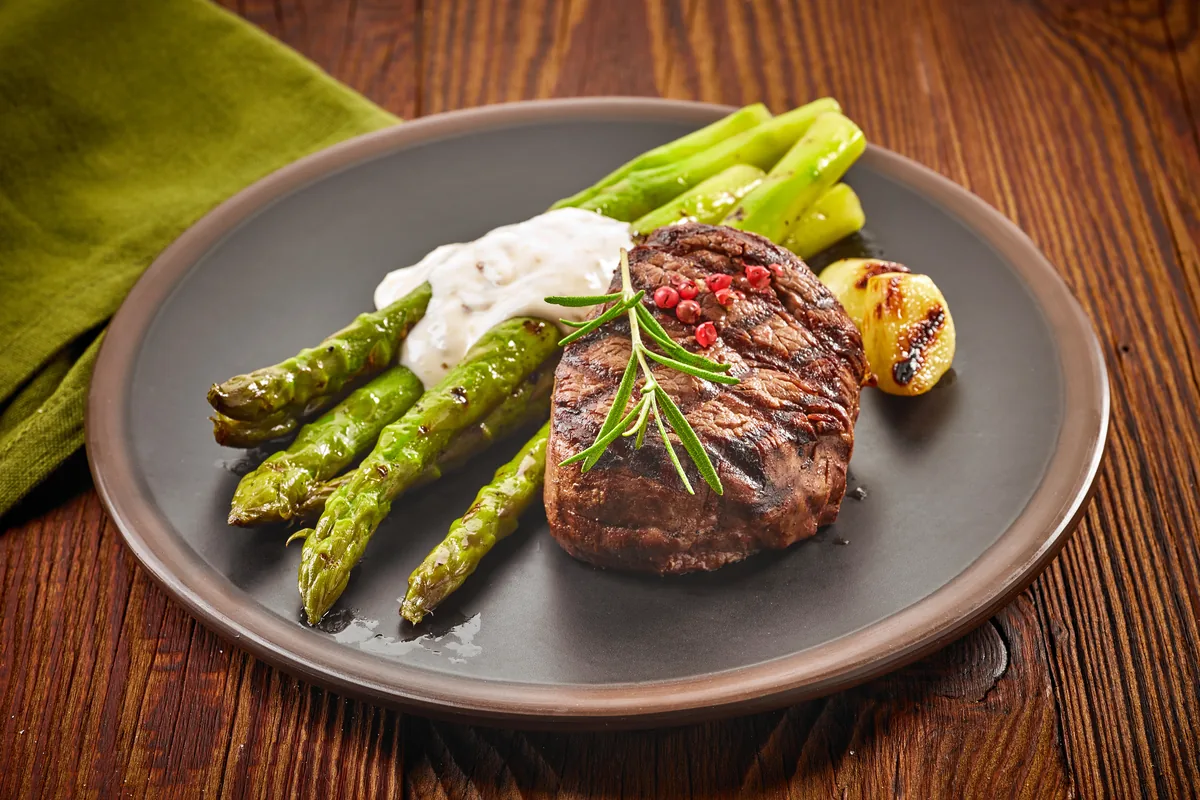 Steak mit grünem Spargel und Kräuterrahm