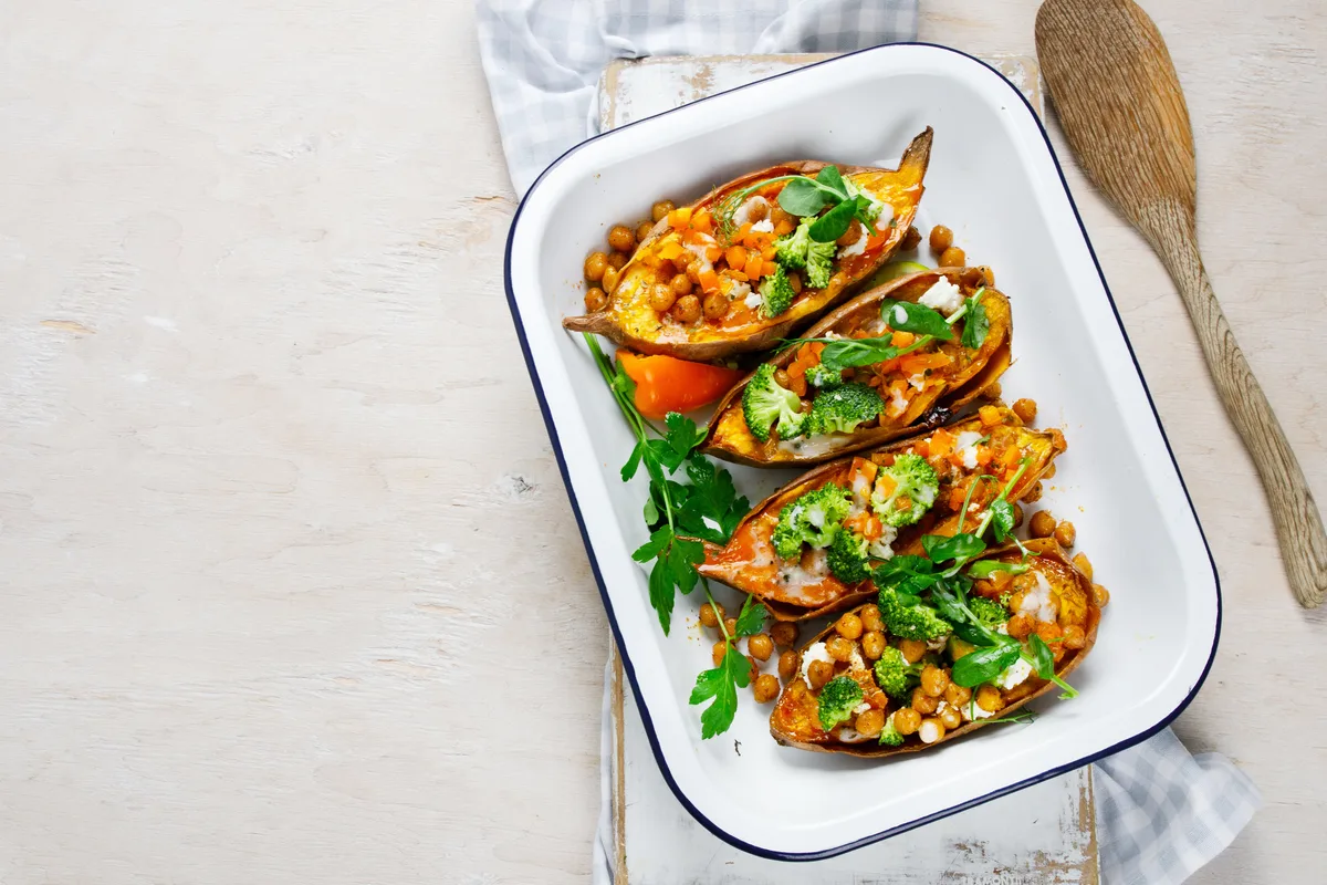 Gefüllte Süßkartoffel mit Kichererbsen und Tahini