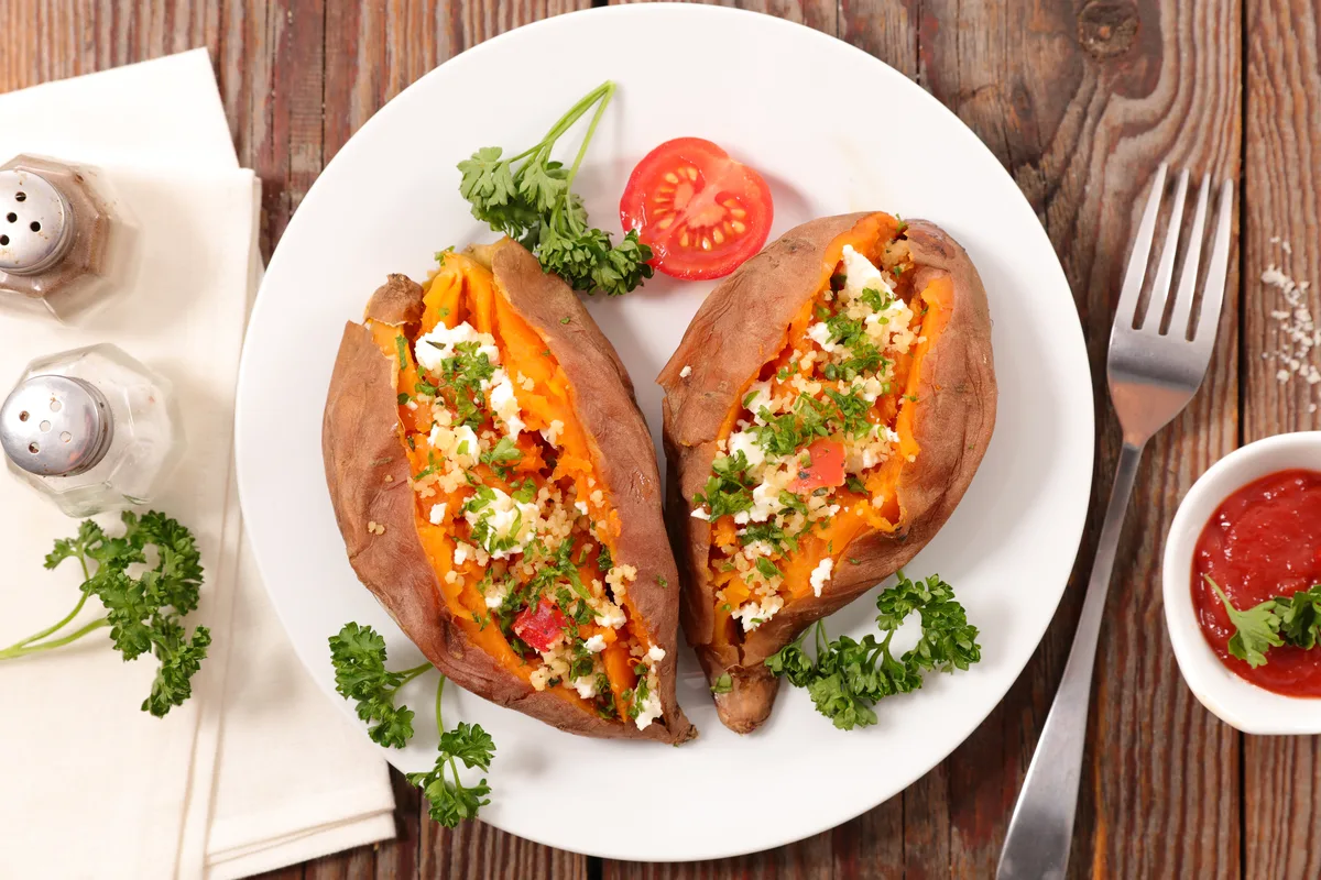 Gefüllte Süßkartoffel mit Ricotta und Tomate