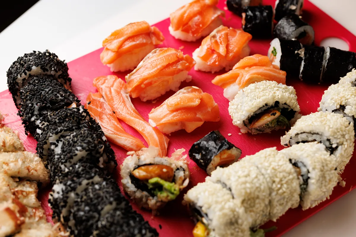 Sushi-Rollen mit Lachs, selbst gemacht