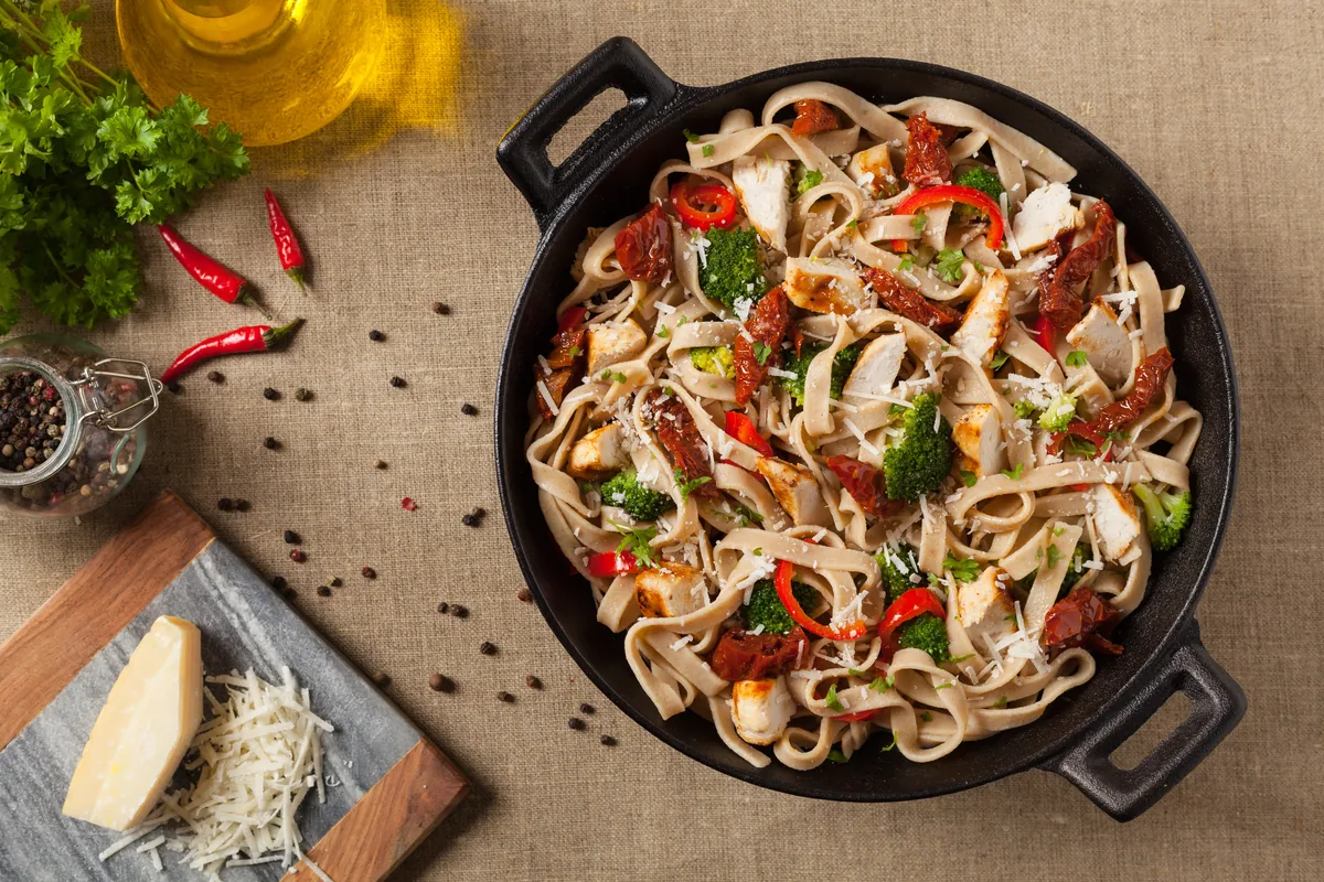 Vollkorn-Tagliatelle mit Hähnchen und Tomaten