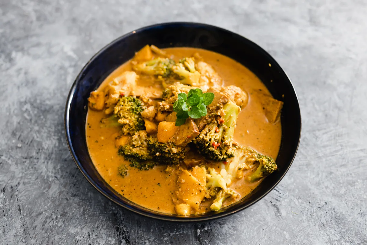 Tempeh-Curry mit Blumenkohl und Mango