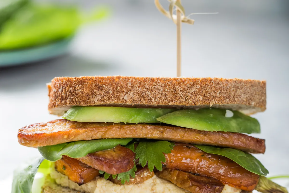 Tempeh-Sandwich mit Hummus und Avocado