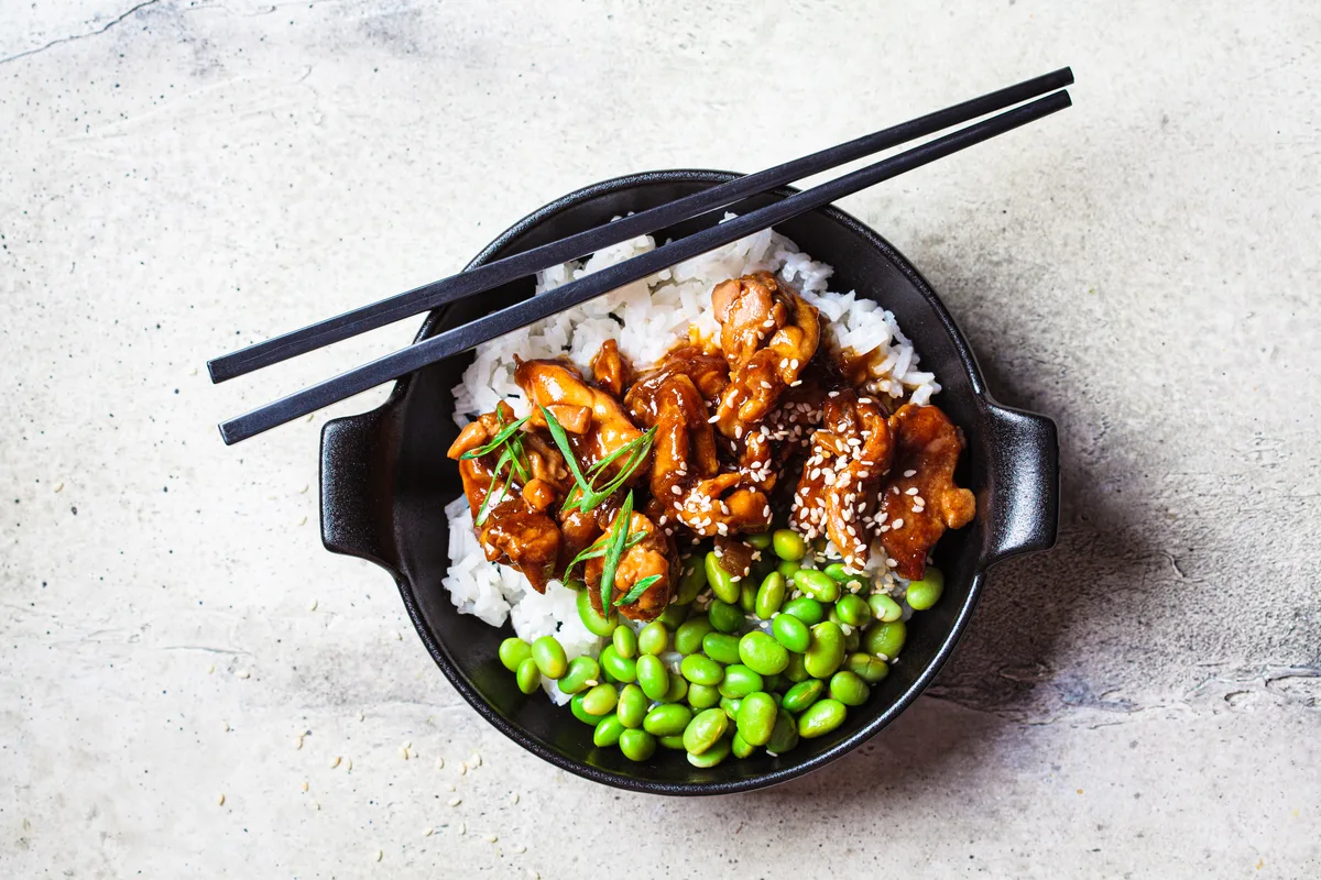 Teriyaki-Hähnchen-Bowl mit Edamame