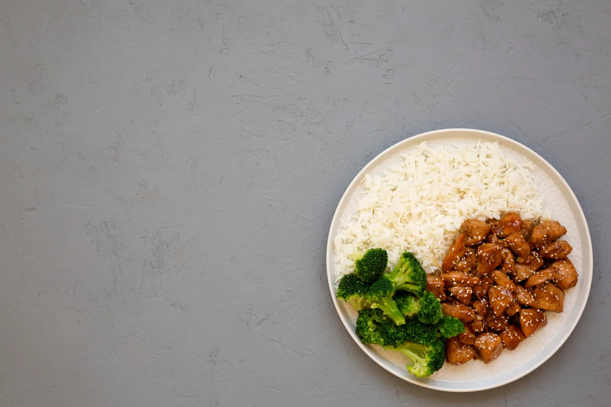 Teriyaki-Hähnchen mit Reis und Brokkoli