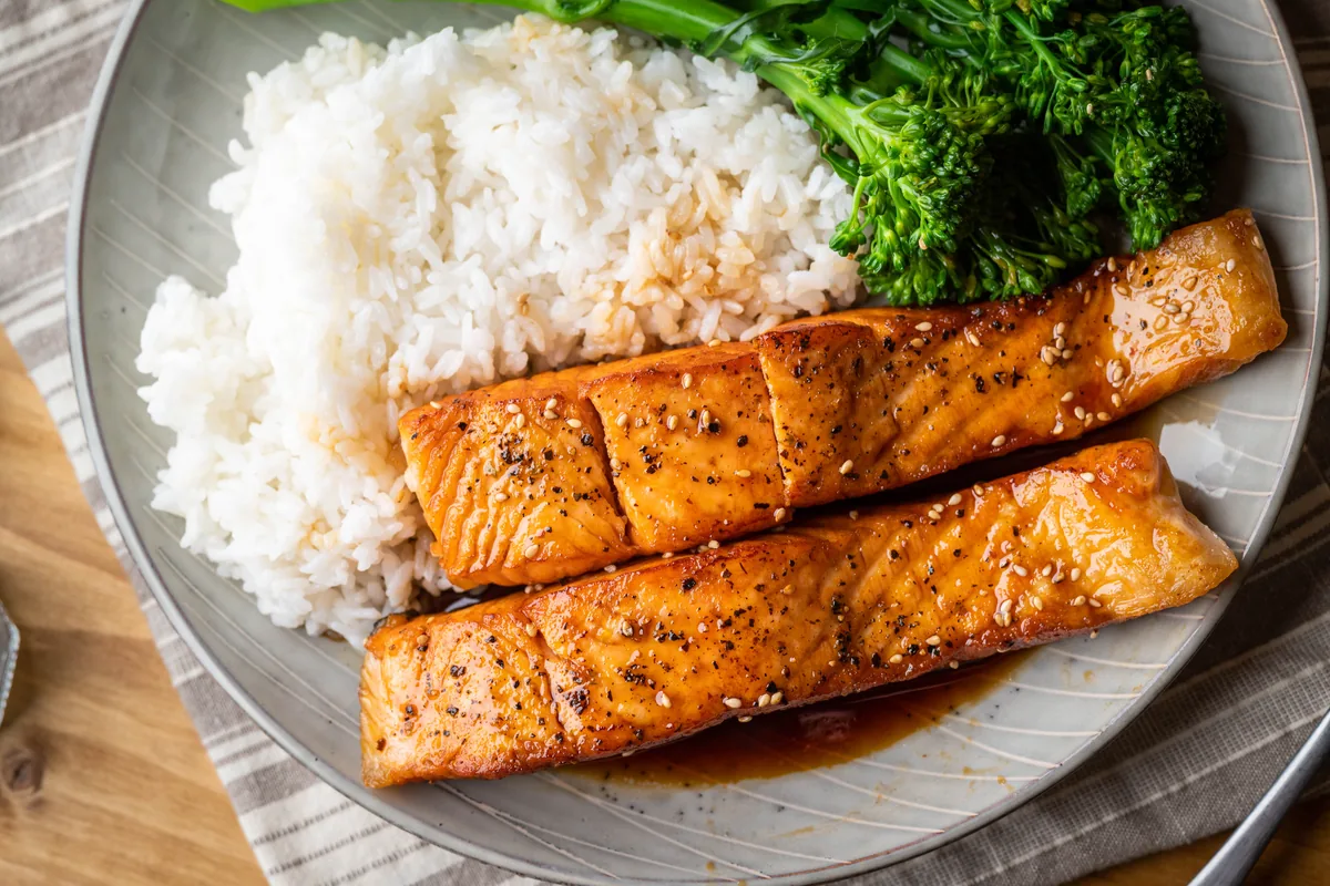Teriyaki-Lachs mit Reis und Brokkoli