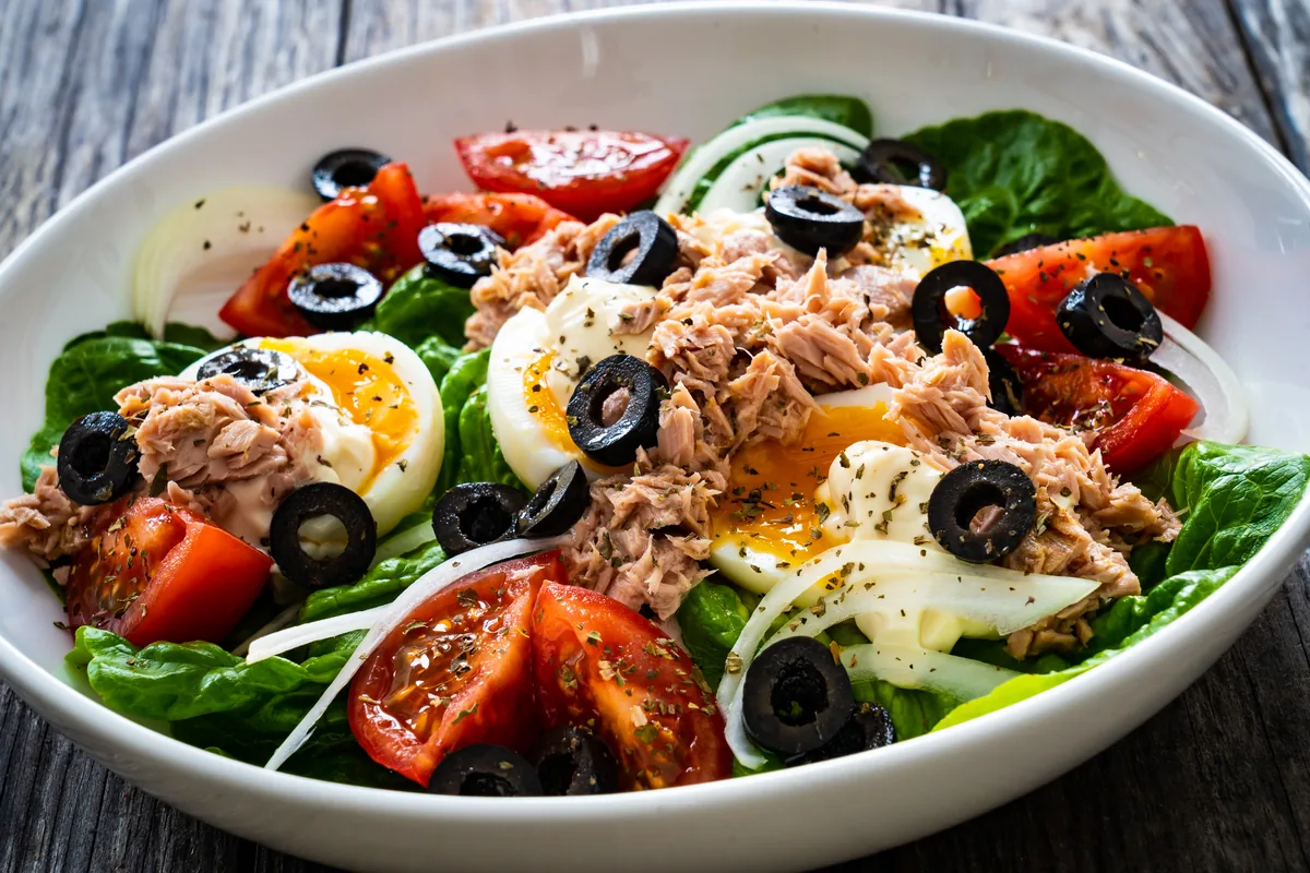 Thunfisch-Salat mit Ei und Oliven