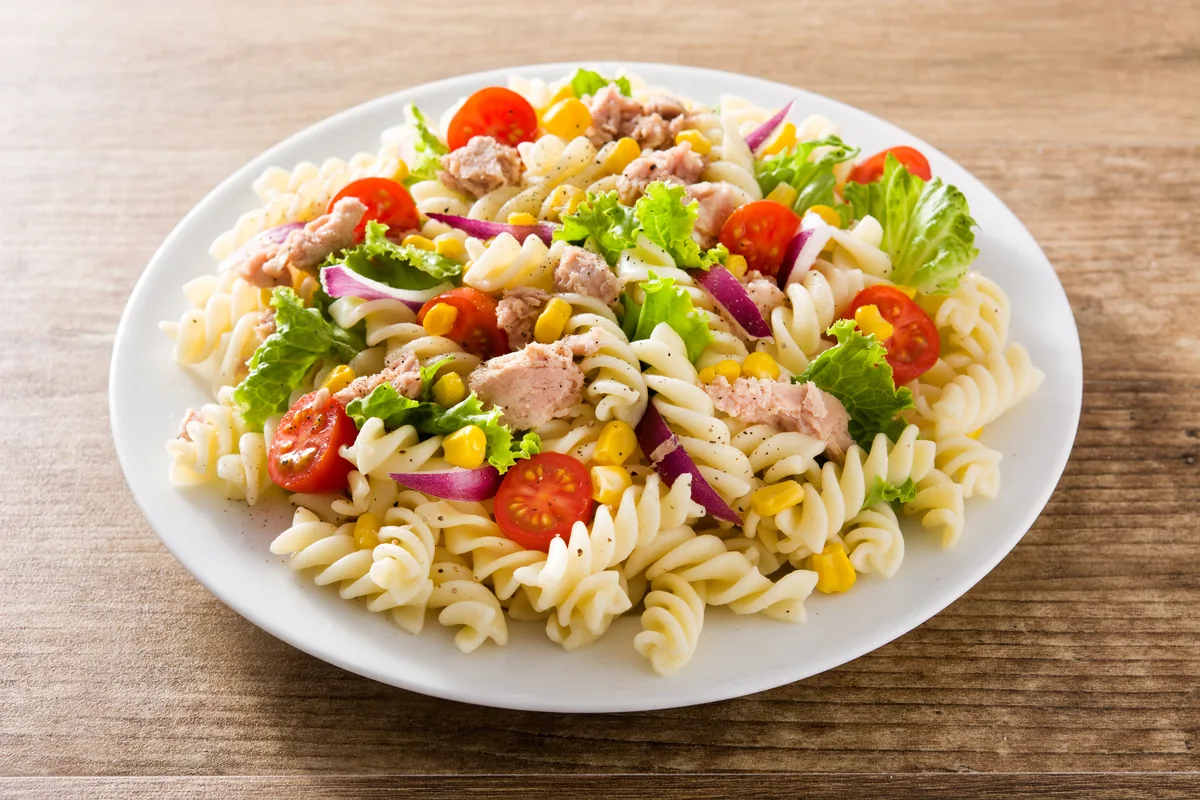 Thunfisch-Nudelsalat mit Mais und Tomaten