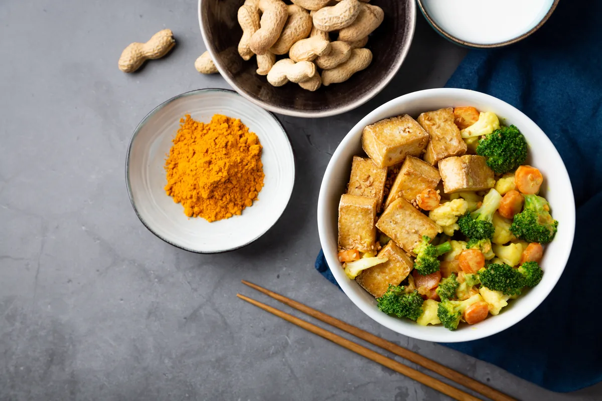 Tofu mit Erdnusssoße und Brokkoli