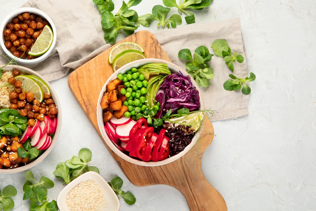Vegane Poke-Bowl mit Quinoa und Roter Bete