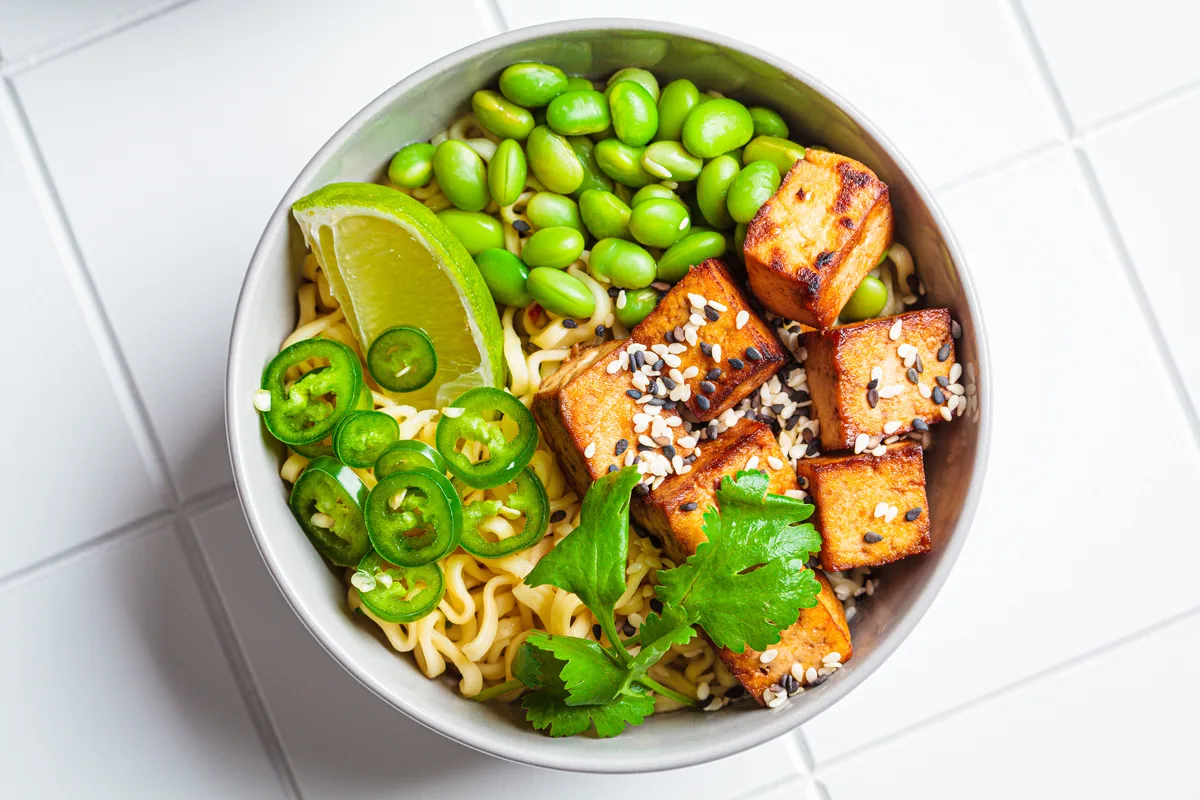 Vegane Ramen mit Tofu und Edamame