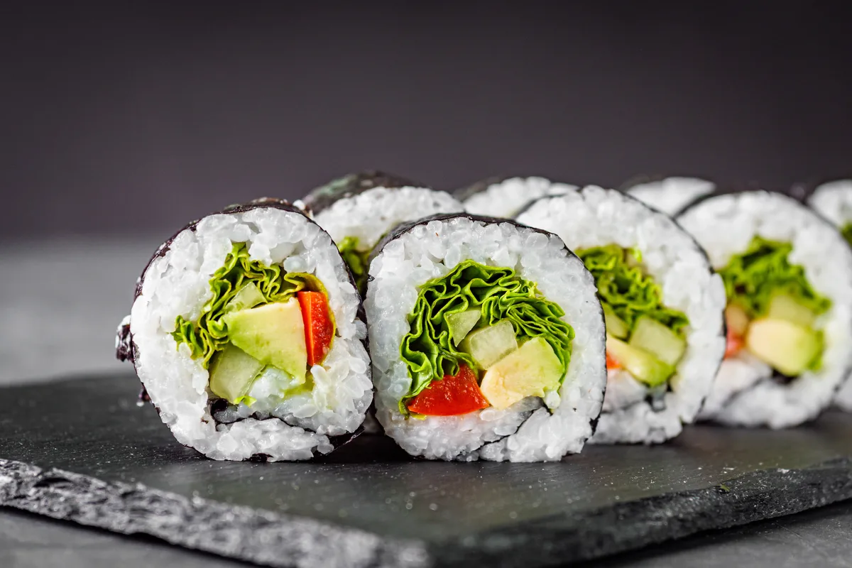 Vegane Sushi-Rollen mit Avocado und Paprika