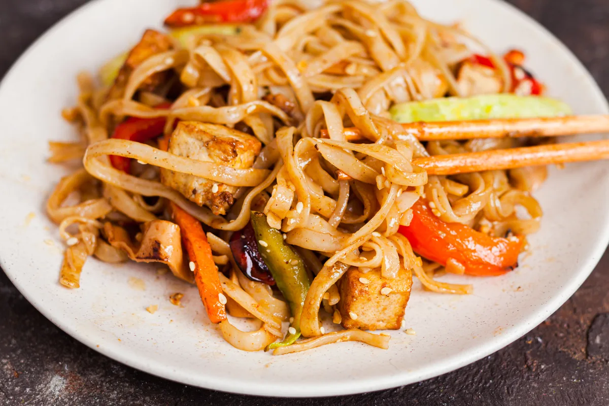 Vegane Udon-Pfanne mit Tofu