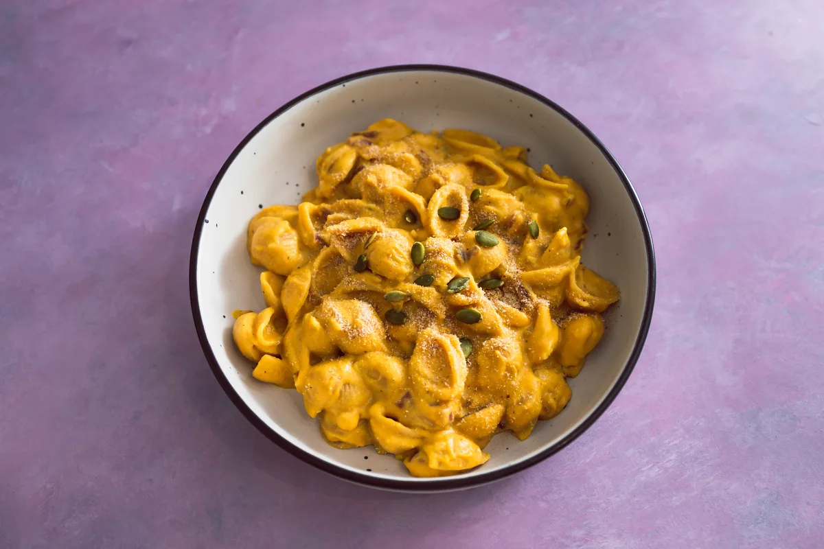 Veganes Mac and Cheese mit Kürbis und Cashews