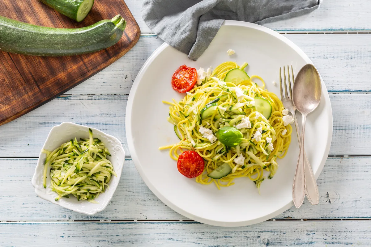 Zucchini-Spaghetti mit Feta und Gurke